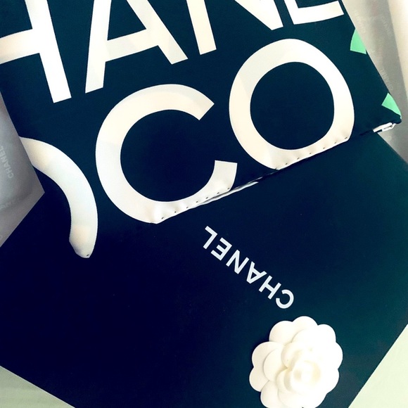 Authentic 100% silk Brand new Chanel scarf . Rare! - Picture 3 of 3